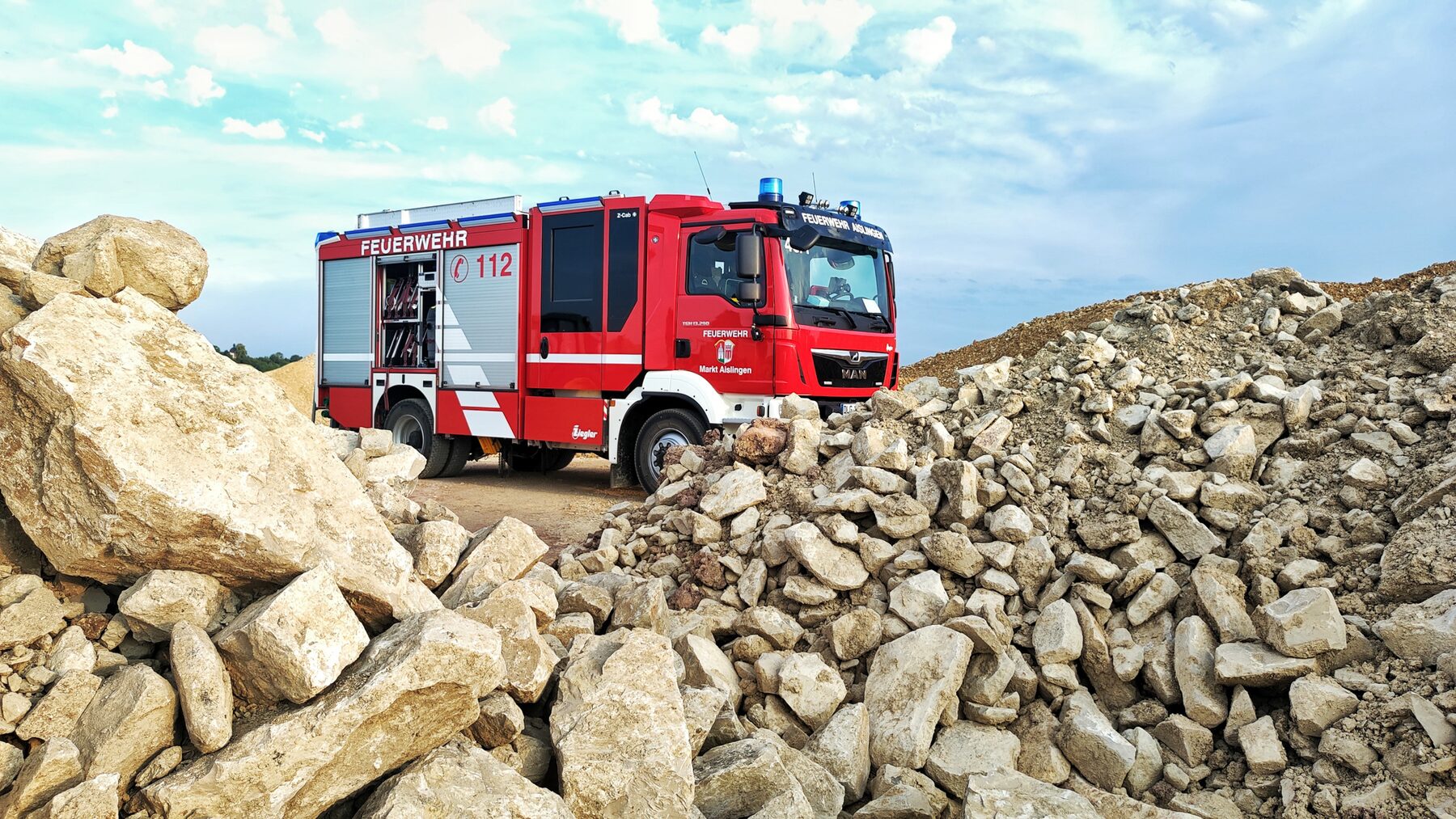 Feuerwehrfahrzeug bei einer Übung am Baggersee